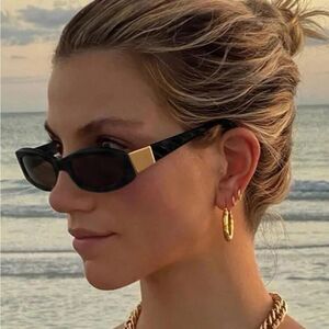 Vintage black sunglasses E14